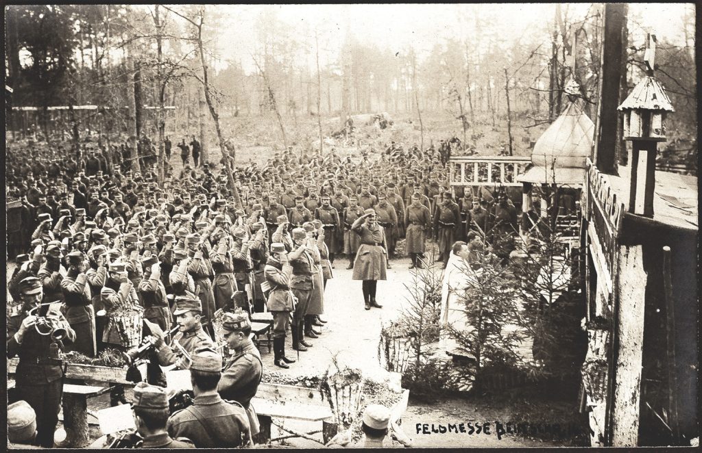 msza polowa, okolice Szczurowic, wojskowi  w mundurach armii austro-węgierskiej, portret zbiorowy w plenerze, fot. z albumu zw. temat. z frontem ros. w cz.I wojny świat.