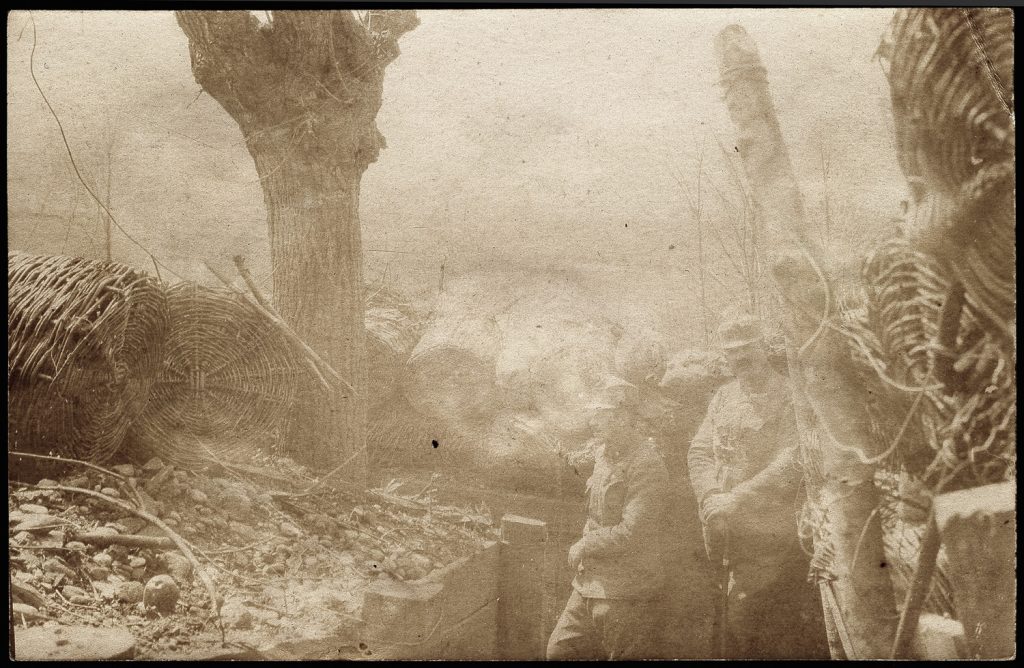 2. wojskowi  w mundurach armii austro-węgierskiej, portret zbiorowy w okopach, fot. z albumu zw. temat. z frontem ros. w cz.I wojny świat.