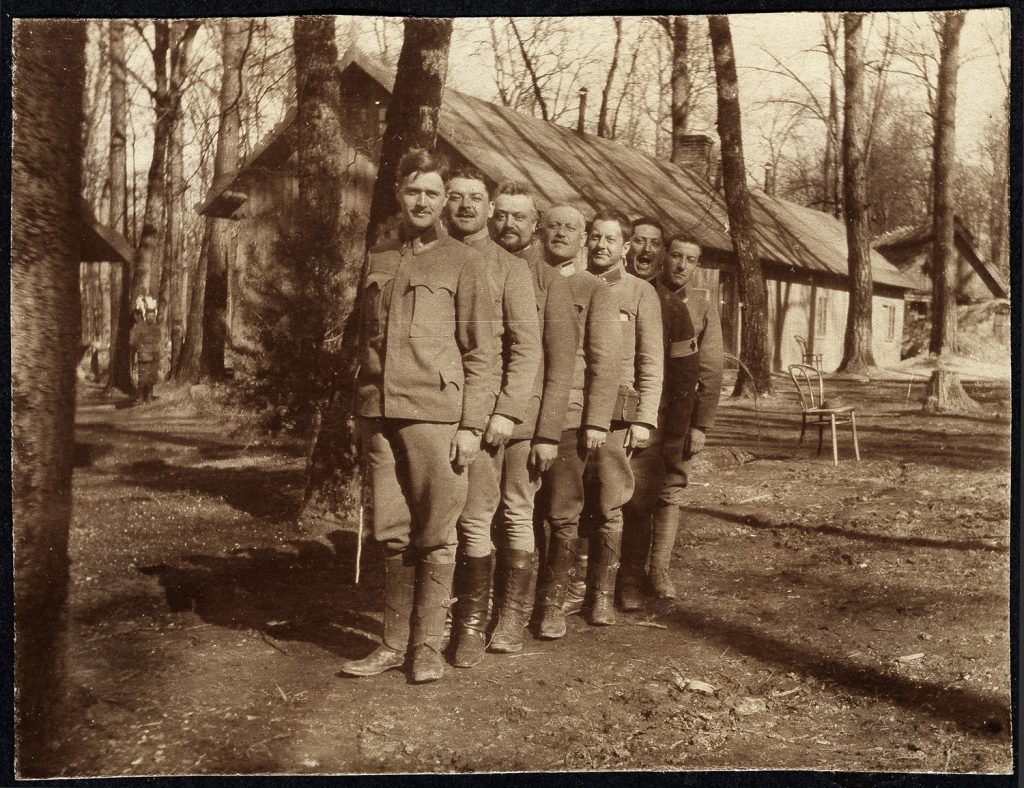wojskowi  w mundurach armii austro-węgierskiej, portret zbiorowy w plenerze, fot. z albumu zw. temat. z frontem ros. w cz.I wojny świat.
