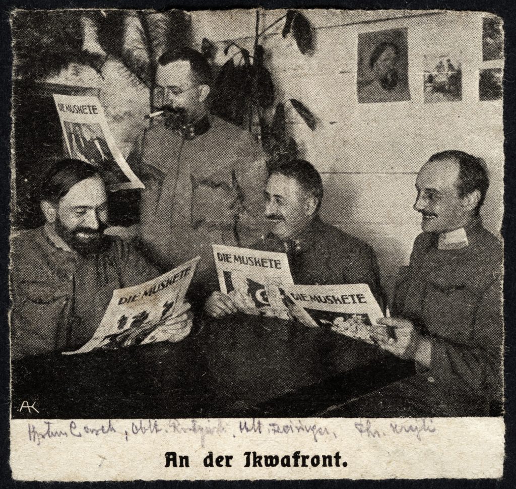 reprodukcja fot.: 4. wojskowi  w mundurach armii austro-węgierskiej, portret zbiorowy we wnętrzu, fot. z albumu zw. temat. z frontem ros. w cz.I wojny świat.