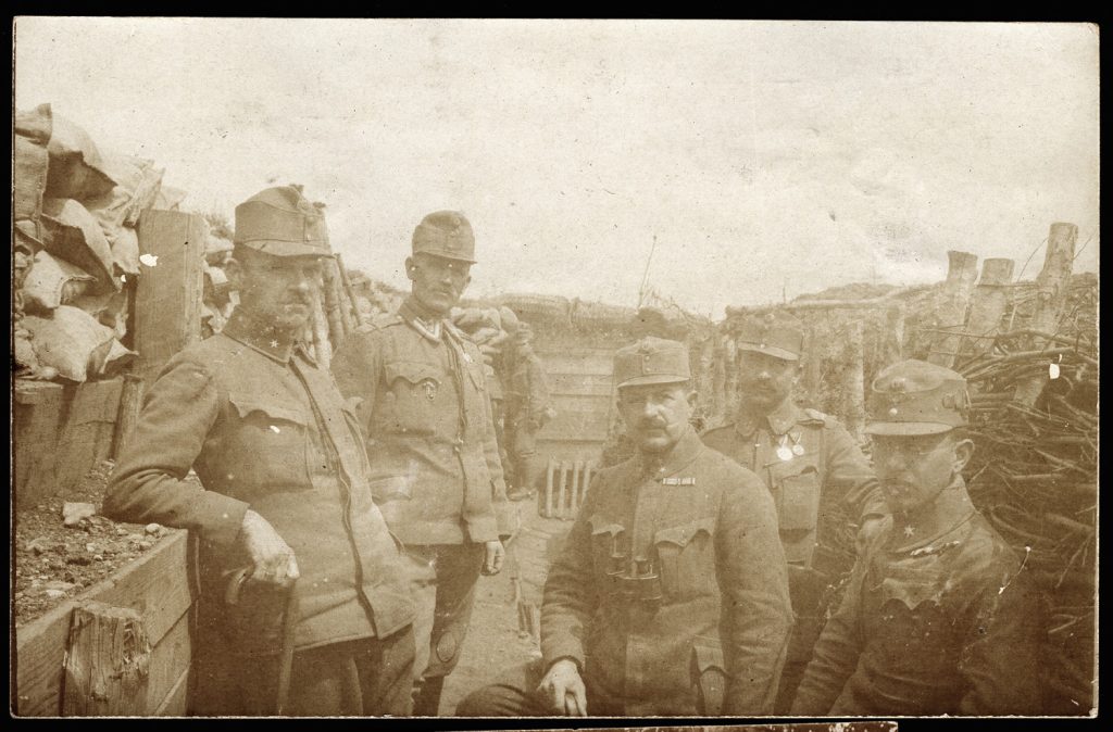wojskowi  5. osób, w mundurach armii austro-węgierskiej, portret zbiorowy w okopach,  z albumu zw. temat. z frontem ros. w cz.I wojny