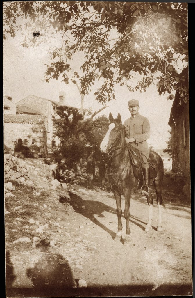 wojskowy na koniu, w mundurze armii austro-węgierskiej, portret  w plenerze, fot. z albumu zw. temat. z frontem ros. w cz.I wojny świat.