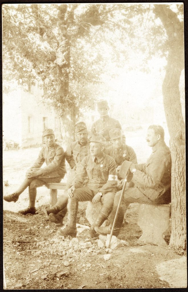 mężczyźni w mundurach, portret