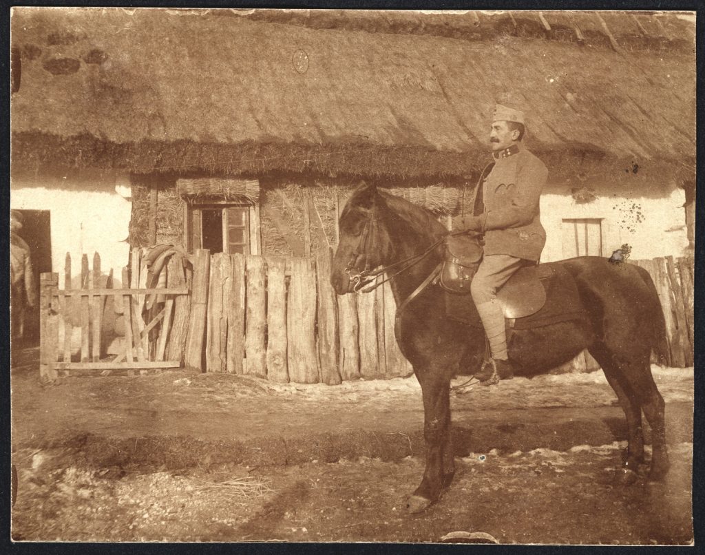 mężczyzna w mundurze na koniu