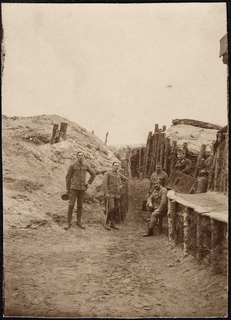 5. wojskowych  w mundurach armii austro-węgierskiej, portret zbiorowy w plenerze przy umocnieniach ziemnych, fot. z albumu zw. temat. z frontem ros. w cz.I wojny świat.