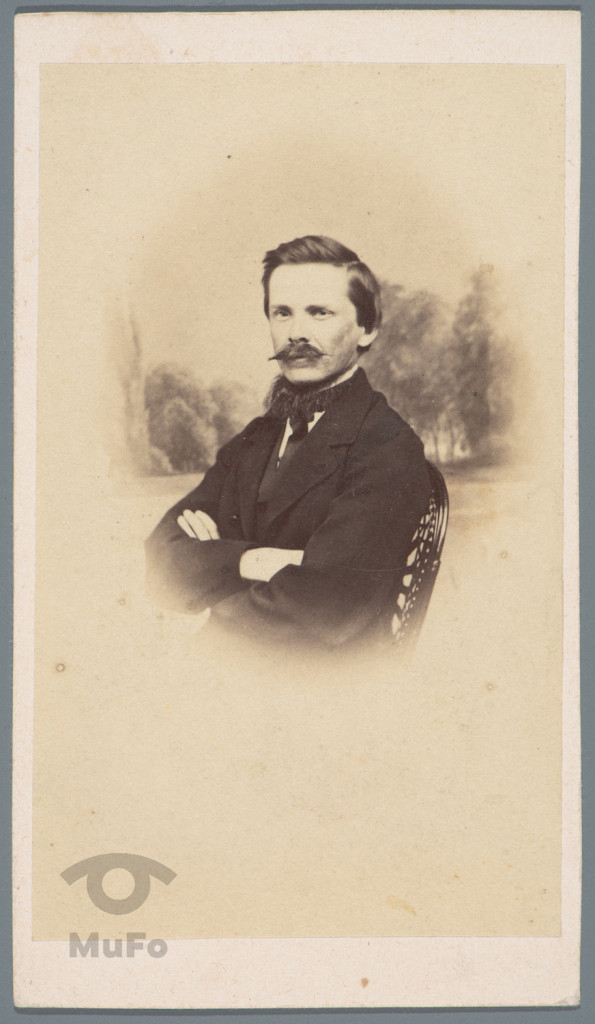 młody mężczyzna z wąsami, portret