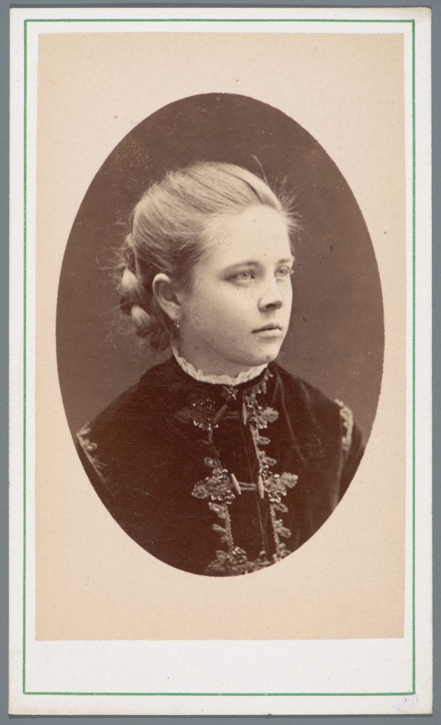 młoda kobieta (Maria), portret w owalu