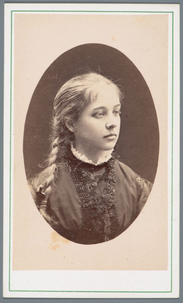 młoda kobieta (Maria), portret w owalu