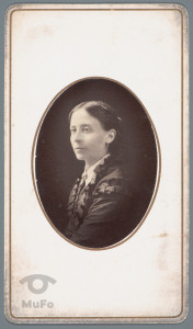młoda kobieta, portret w owalu