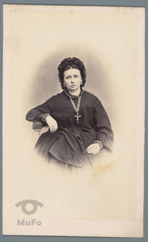 kobieta w żałobie narodowej, portret
