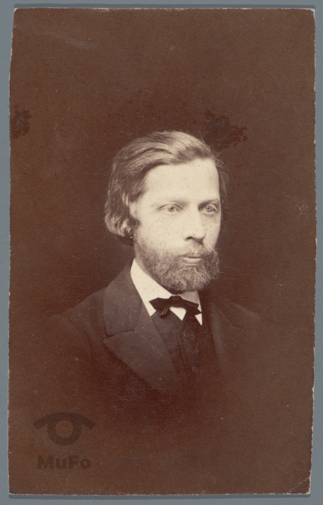 młody mężczyzna z brodą, portret