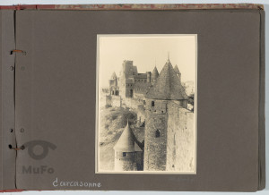 Album na fotografie. Zawiera 27 fotografii czarno-białych.