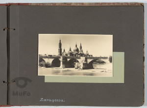 Album na fotografie. Zawiera 27 fotografii czarno-białych.