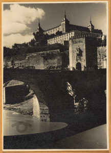 Widok na zamek Alcazar oraz most na rzece Tag, Toledo, Hiszpania