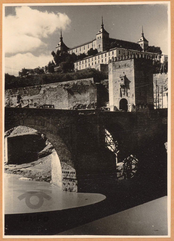 Widok na zamek Alcazar oraz most na rzece Tag, Toledo, Hiszpania