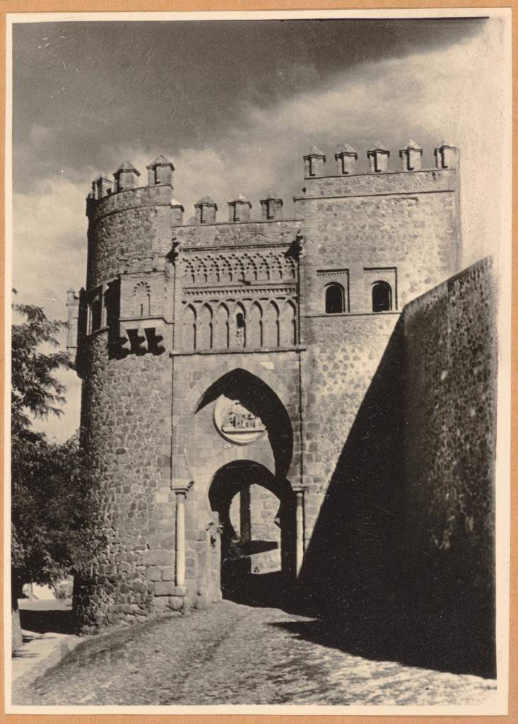 Widok na bramę wjazdową (Puerta del Sol) oraz fragment murów obronnych, Toledo, Hiszpania.