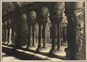 Krużganki w klasztorze Św. Trofima, Arles, Francja.