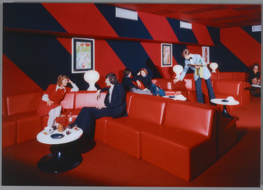 "1977. Karpacz. Hotel Skalny. fot. A. Araszkiewicz" ["1977. Karpacz. Hotel "Skalny". ADM/KAW - Arczkiewicz"] z cyklu "Pogoda ładna, aż żal wyjeżdżać"