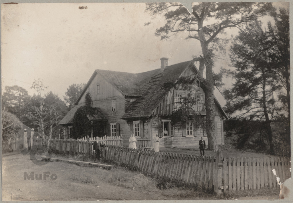 Wilno (?), pięć osób przy drewnianym dworku,  fotografia amatorska