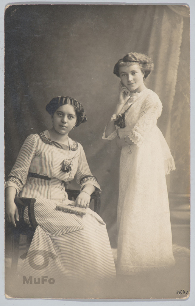 Maria Czapla (po mężu Dudzińska) z koleżanką, portret