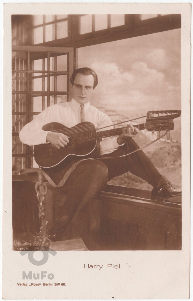 aktor Harry Piel , portret z gitarą, w oknie