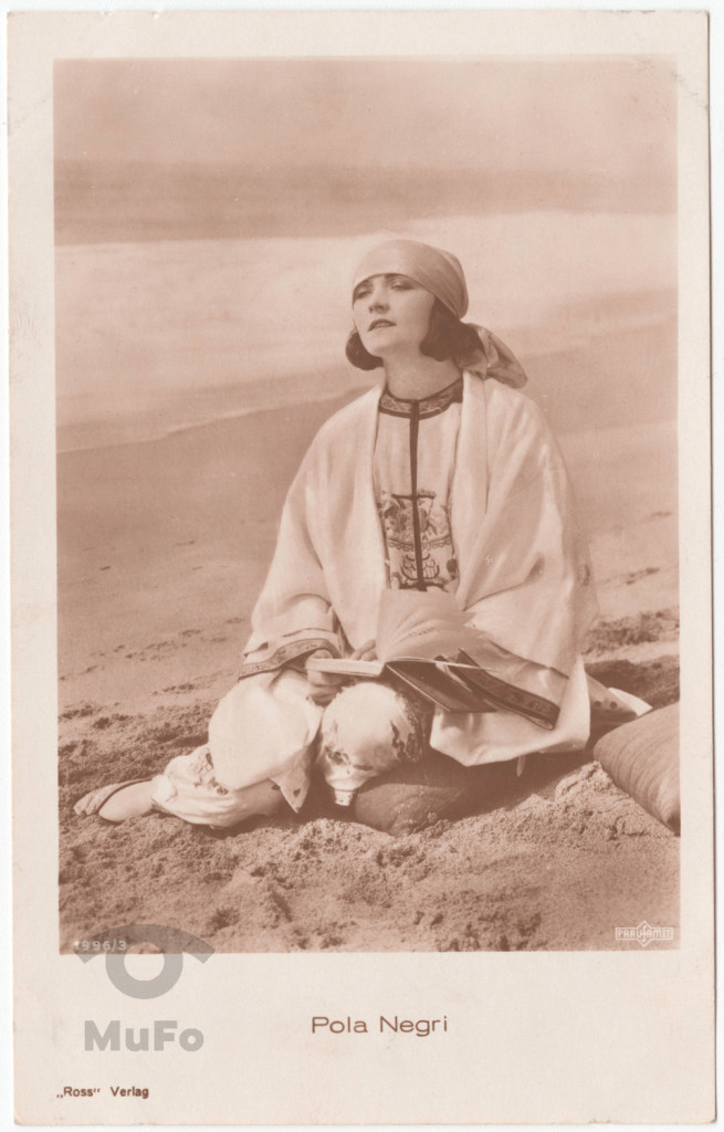 aktorka Pola Negri  portret, sceneria z motywem morskim