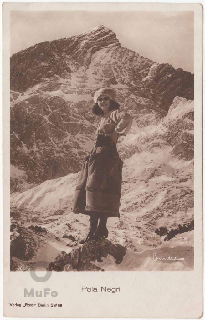 aktorka Pola Negri w filmie Napiętnowana , portret na tle pejzażu Alp. Mont Blanc