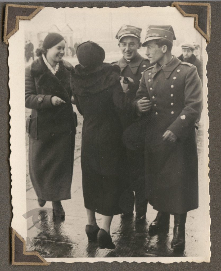Oficerowie Wojska Polskiego i dwie kobiety, spotkanie na spacerze