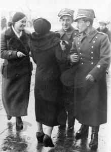 Oficerowie Wojska Polskiego i dwie kobiety, spotkanie na spacerze