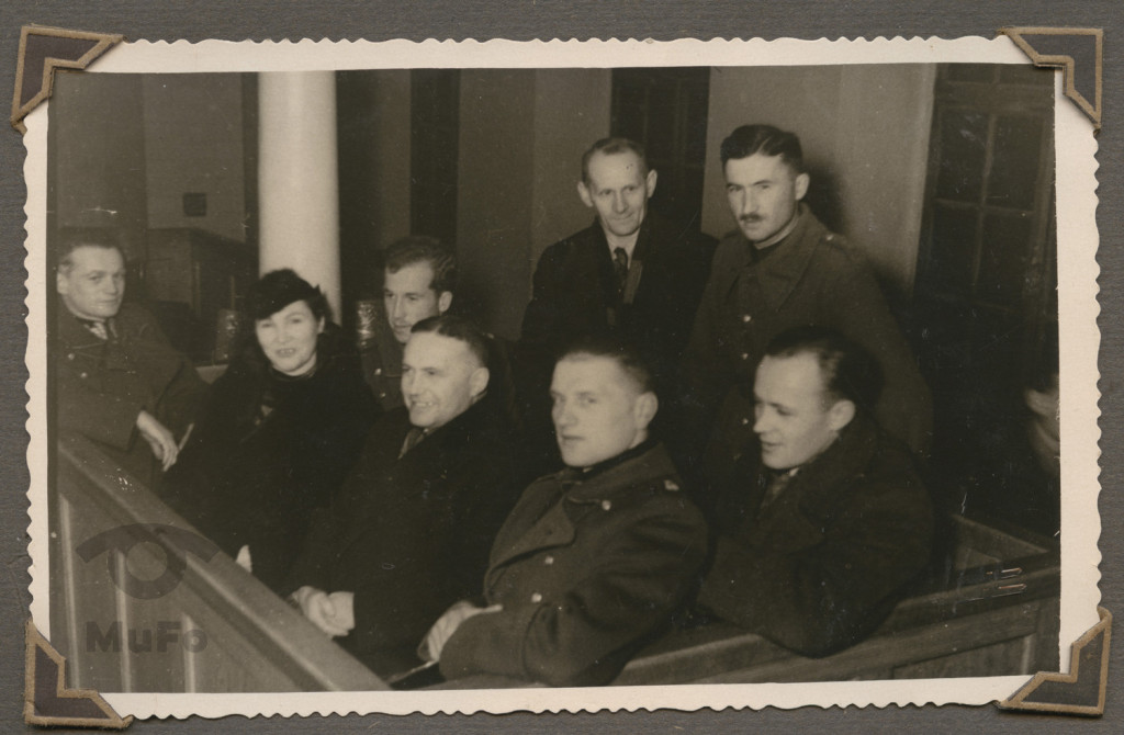 grupa żołnierzy i cywilów