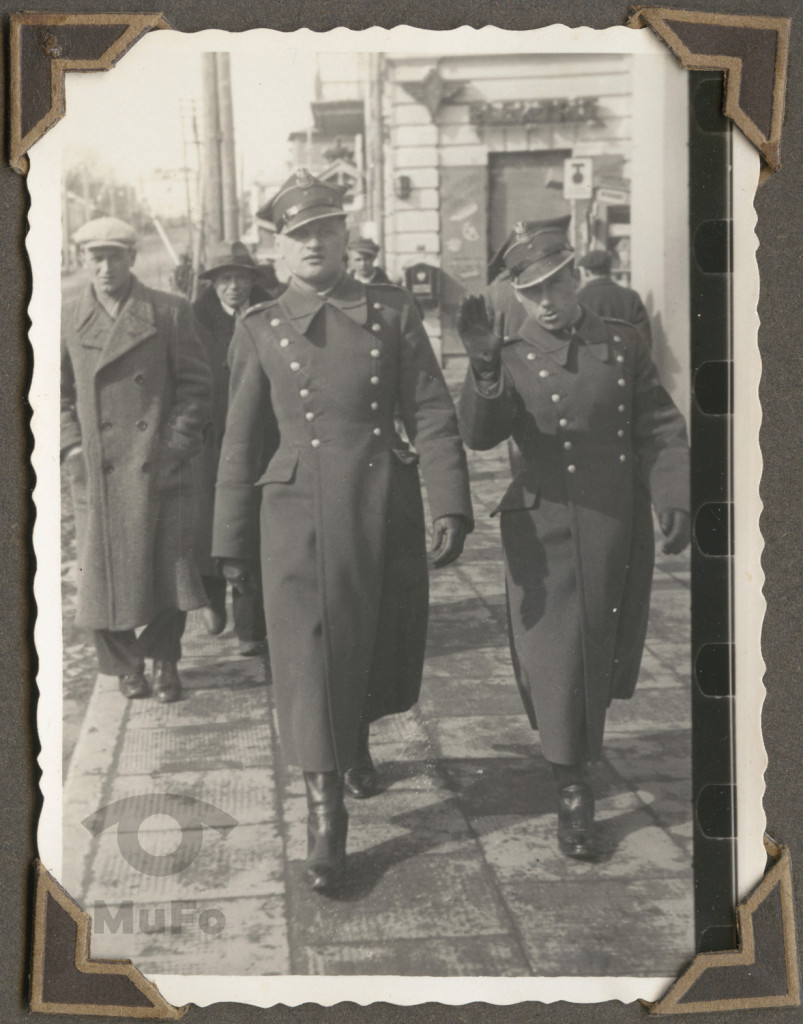 Oficerowie  Wojska Polskiego na spacerze