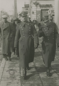 Oficerowie  Wojska Polskiego na spacerze
