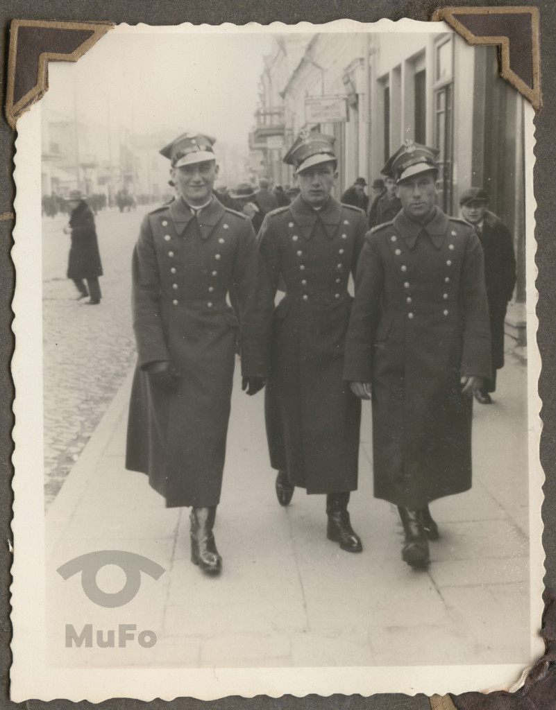 Trzej oficerowie Wojska Polskiego na spacerze