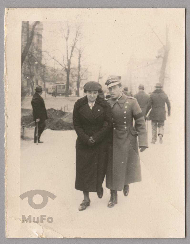 Oficer Wojska Polskiego i kobieta na spacerze