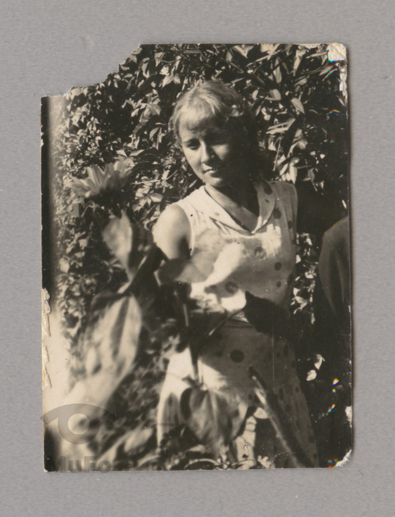 młoda kobieta w ogrodzie, portret
