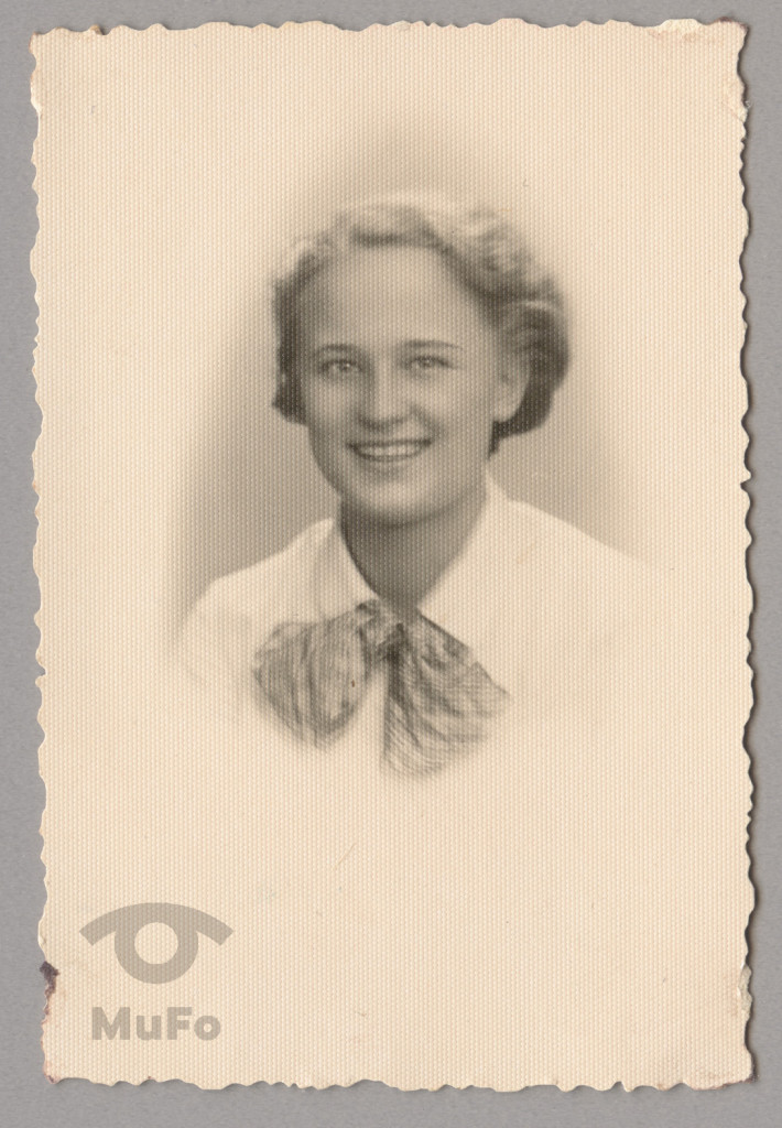 młoda kobieta z kokardą, portret