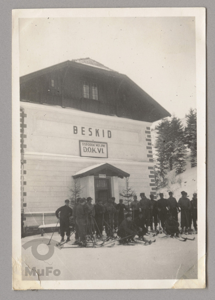 narciarze, stacja kolejowa - Beskid