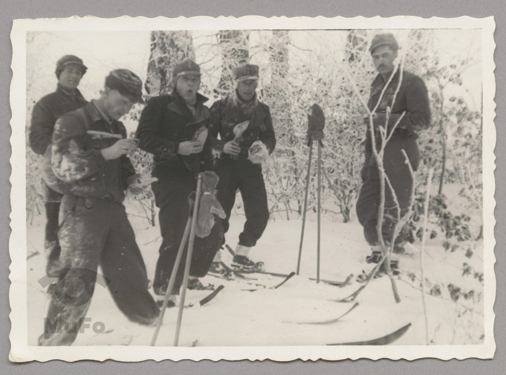 narciarze podczas odpoczynku.