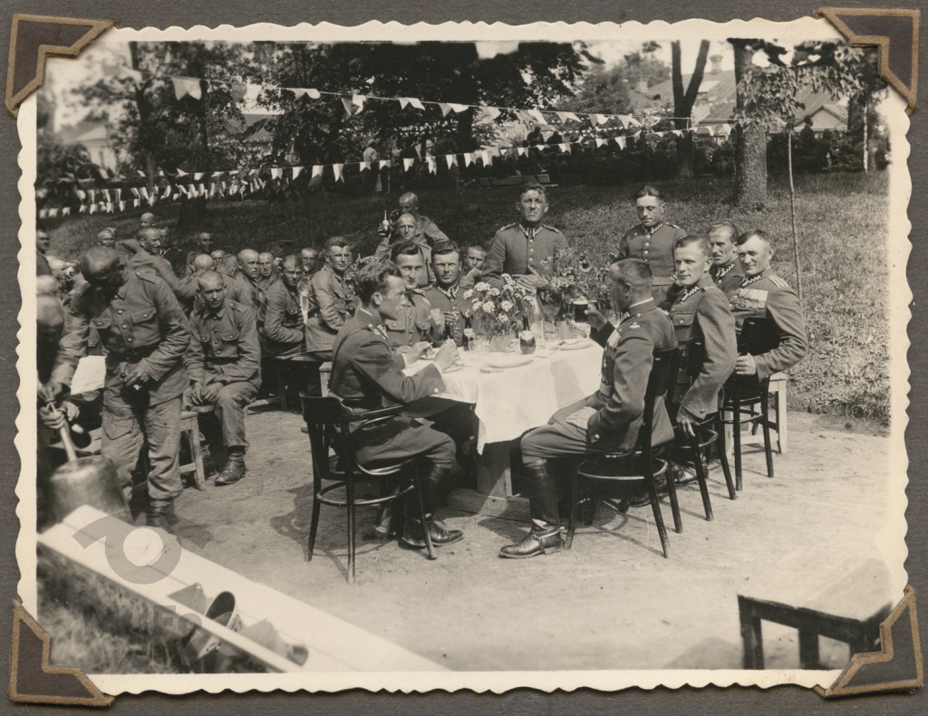 uroczysty posiłek w pułku.