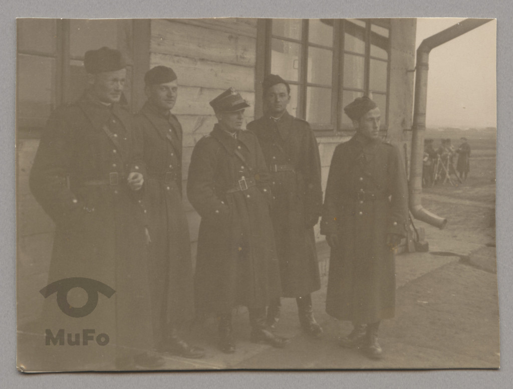 grupa oficerow na ćwiczeniach