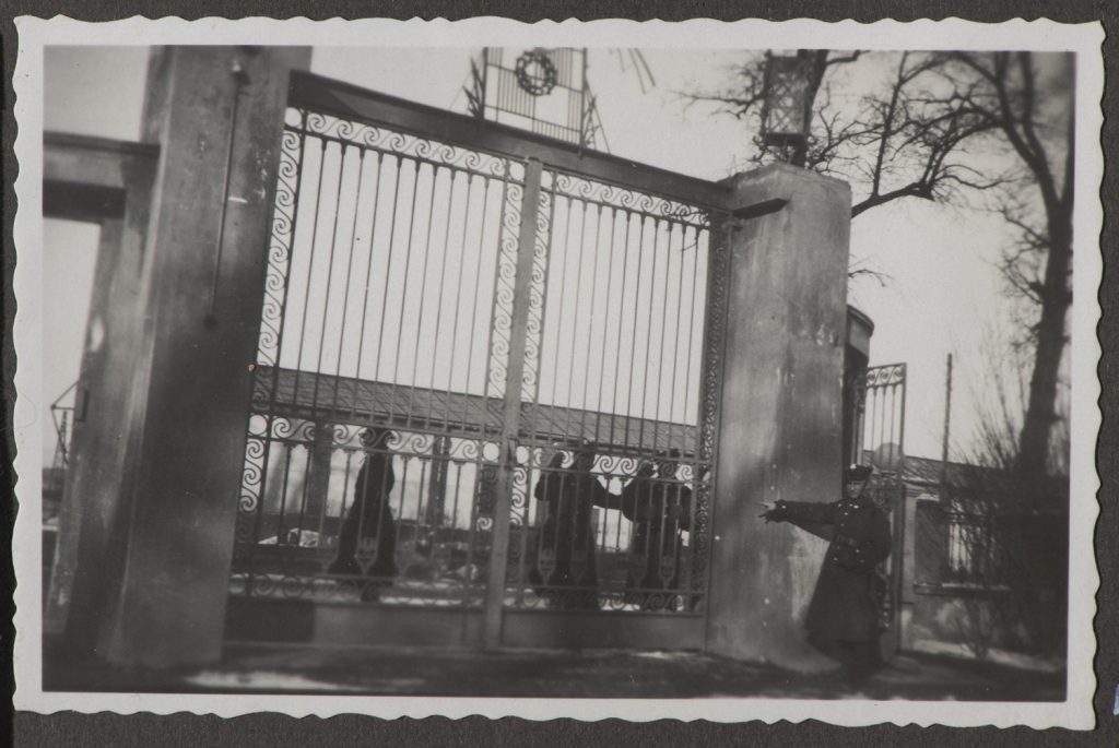 Bram do szkoły lotniczej w Dęblinie.