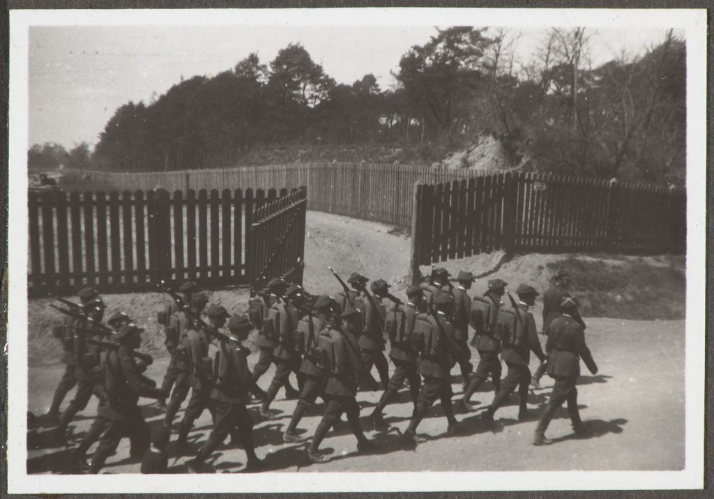 Uroczystości pogrzebowe Józefa Piłsudskiego, przemarsz oddziału.