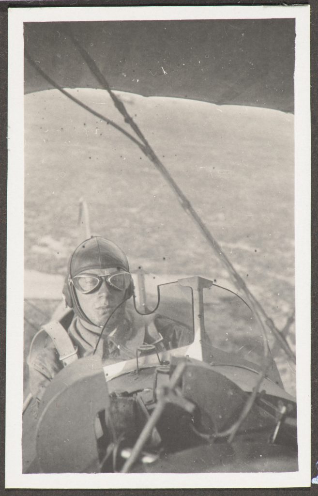 Pilot w kokpicie w trakcie wznoszenia.