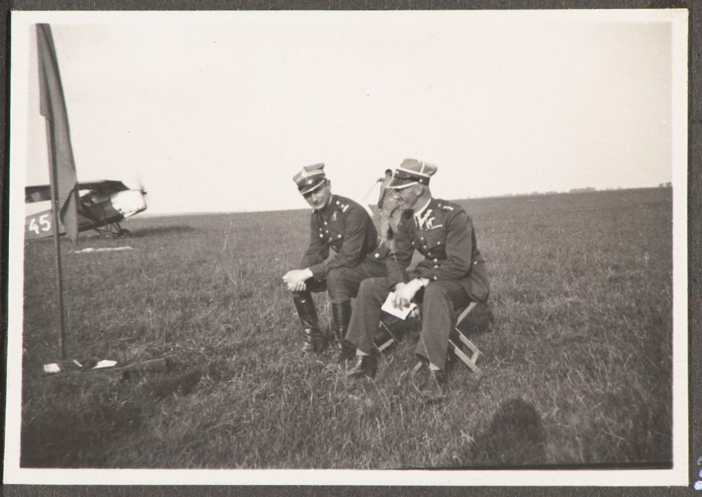 Dwaj oficerowie Wojska Polskiego na polu wzlotów.