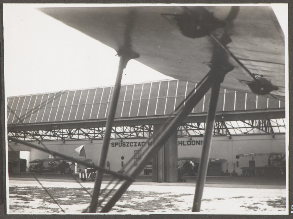 Widok na hangar lotniczy