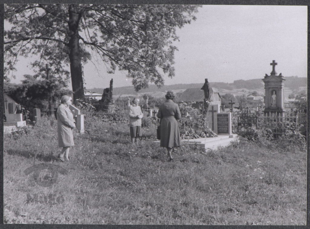 Trzy kobiety na cmentarzu wiejskim