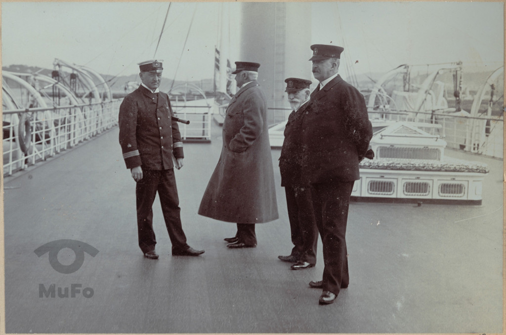 Komandor Johannes von Karpf z oficerami na pokładzie S.M.S. "Hohenzollern"