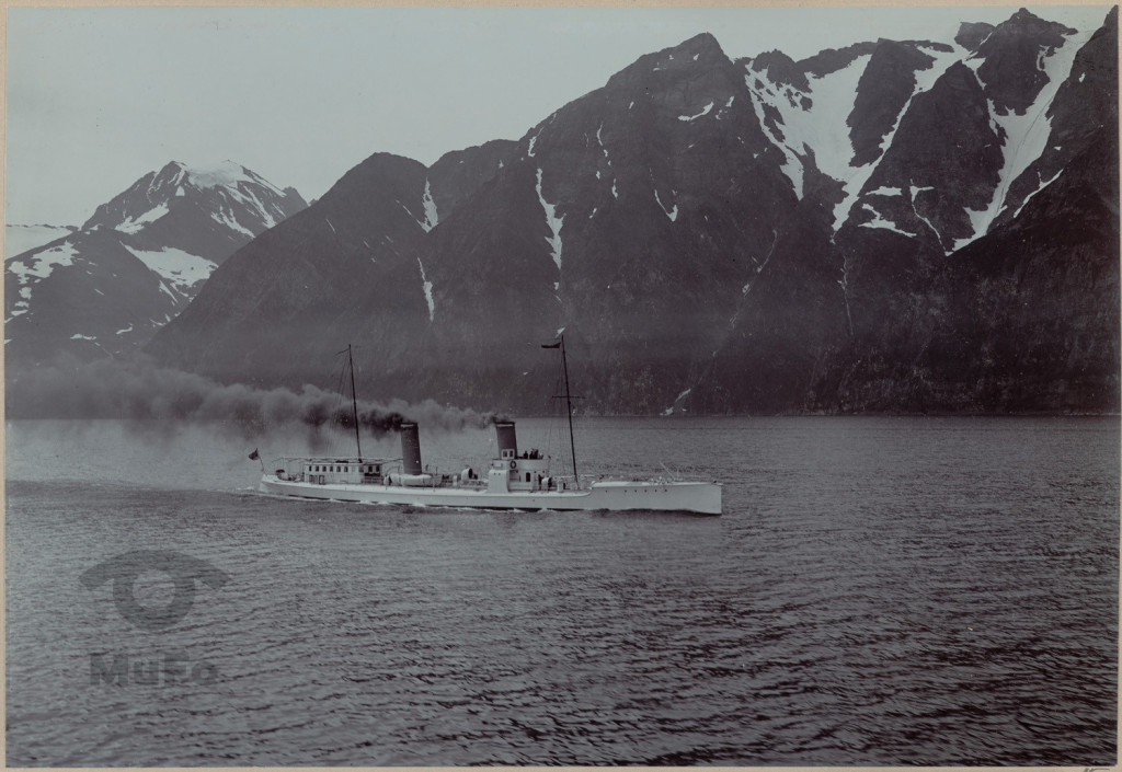 S.M.S. "Sleipner" płynie przez Lyngenfjord