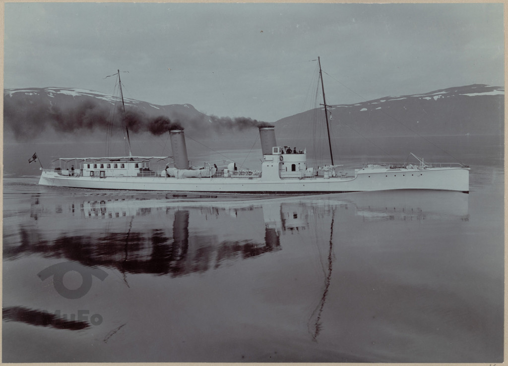 S.M.S. "Sleipner" płynie przez Lyngenfjord