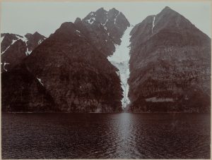 Widok na górzyste wybrzeże fiordu Lyngenfjord